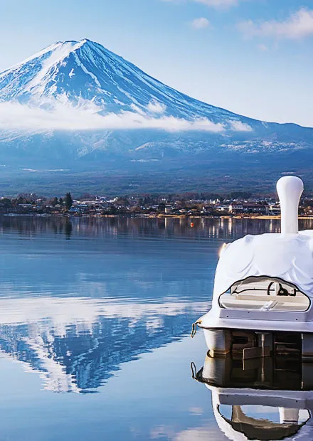 写真：霊峰富士を臨む河口湖の美しい湖畔